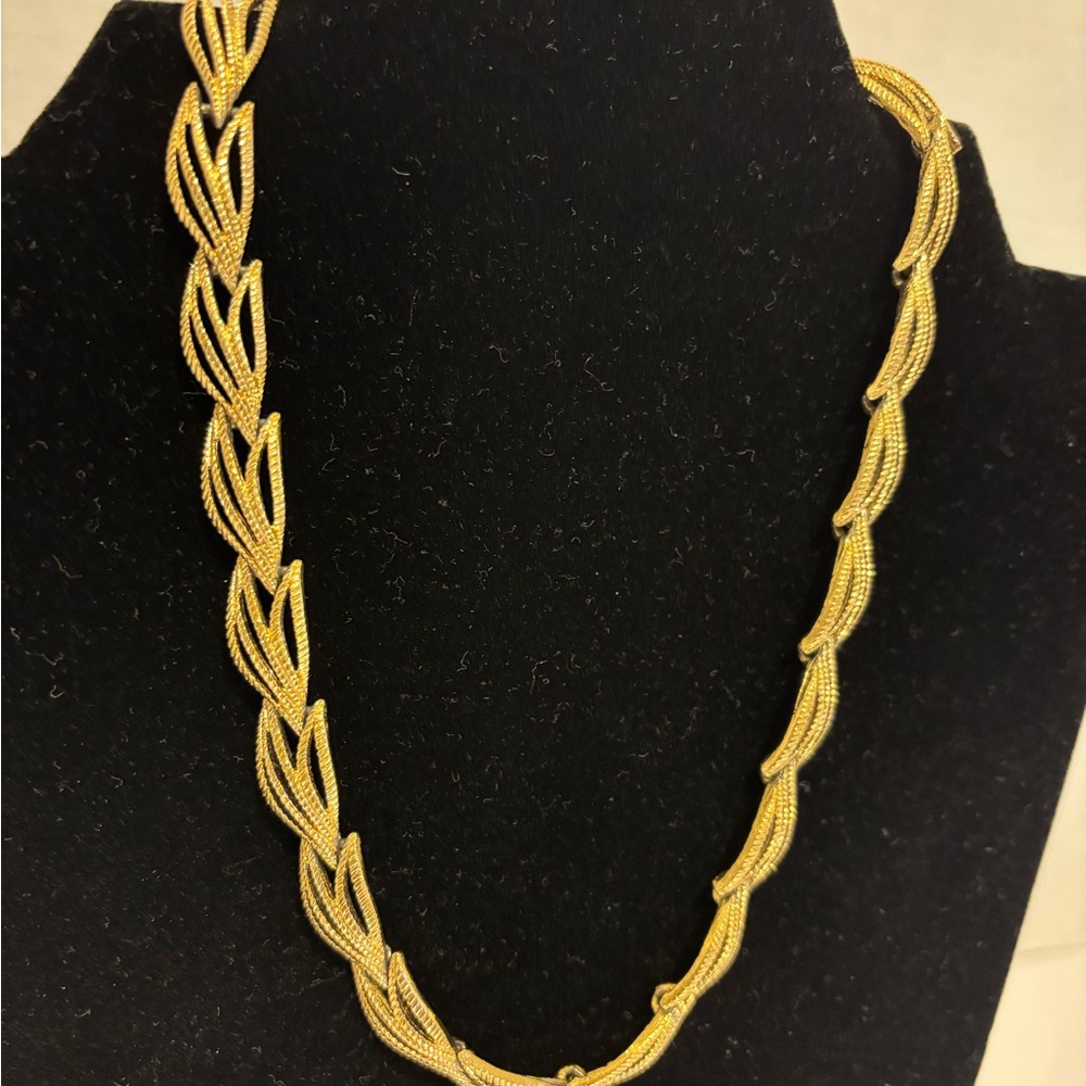Monet VTG Choker Gold Tone Textured Leaf Design Necklace 15” Clasp To Clasp - Picture 3 of 8